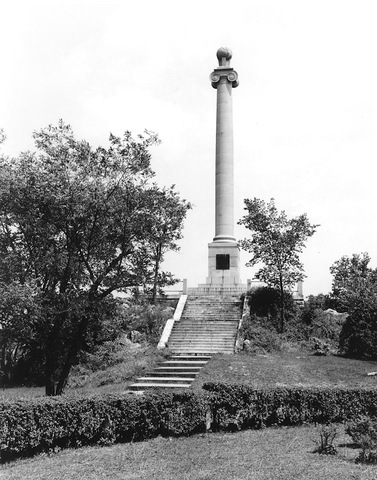 Rumsey_monument2_up_standard