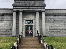Mausoleum_front_2018_medium