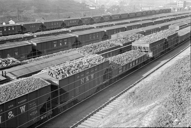 Williamson_railyard_1935_shahn_loc_standard